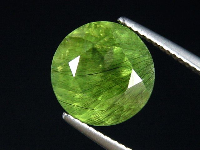 Peridot mit dekorativen Einschlüssen 7,13 Ct. Rund 11 mm Pak.