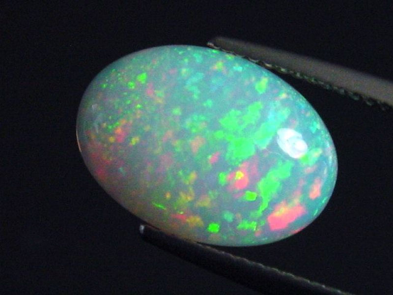 Opal 3,65 Ct. finest quality - oval cabochon