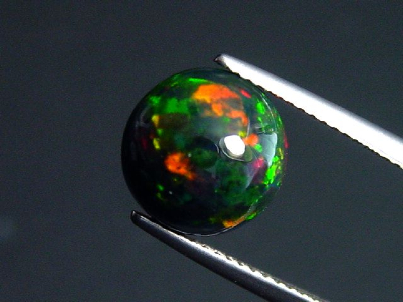 Black Opal 3,00 Ct. treated - round cabochon