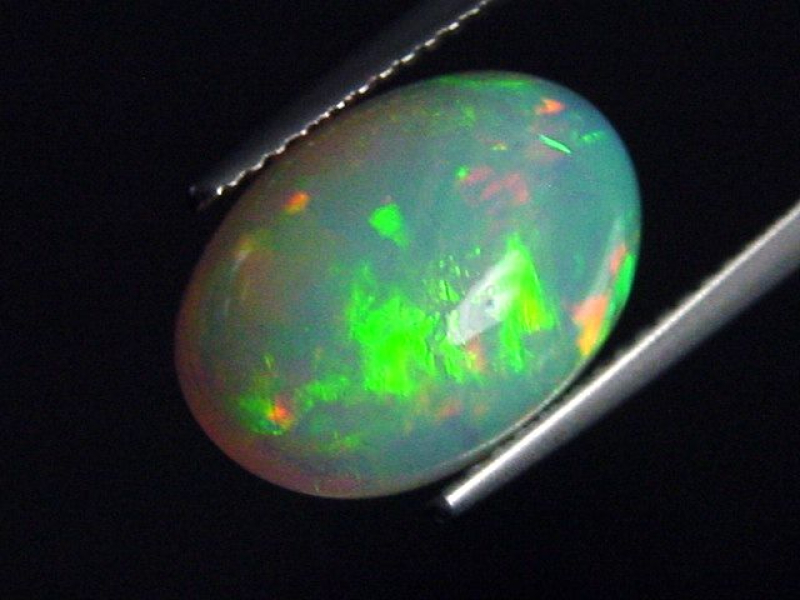 Opal 4,62 Ct. finest quality - oval cabochon
