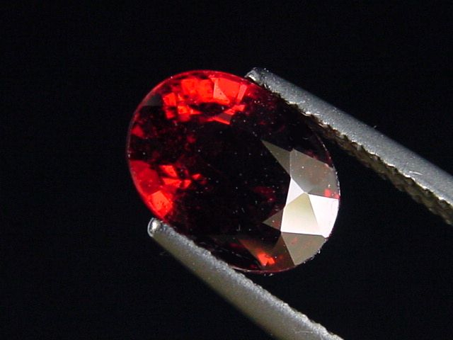 Rhodolite Garnet 3,26 Ct. fine red oval