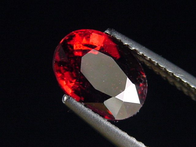 Rhodolite Garnet 3,26 Ct. fine red oval