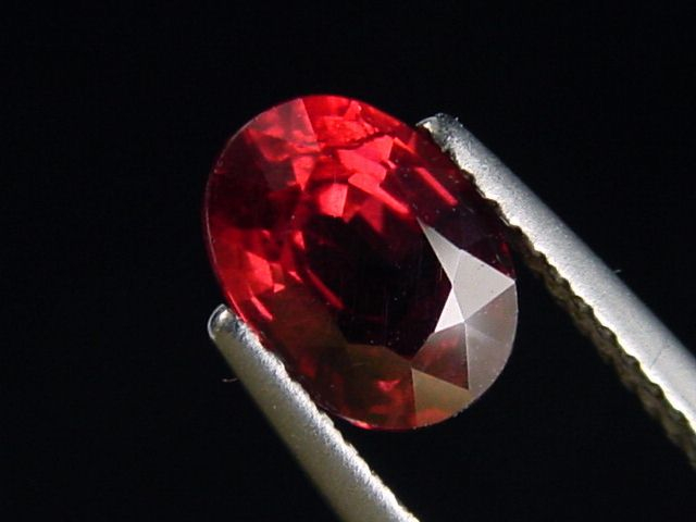 Rhodolite Garnet 1,95 Ct. fine red oval