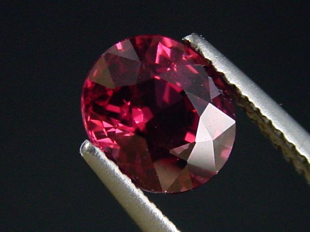 Rhodolite Garnet 2,00 Ct. fine red purple oval