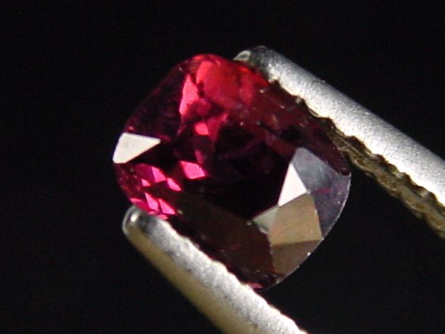 Roter Spinell 0,74 Ct. Kissenschliff 5 x 4 mm Sri Lanka