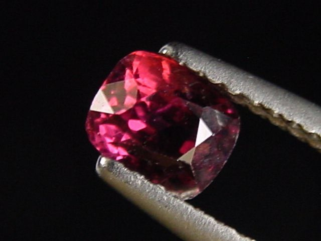 Roter Spinell 0,74 Ct. Kissenschliff 5 x 4 mm Sri Lanka