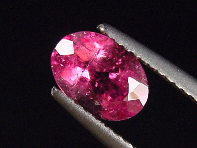 Rubellit / roter Turmalin 1,16 Ct. Oval 8 x 5,5 mm Brasilien
