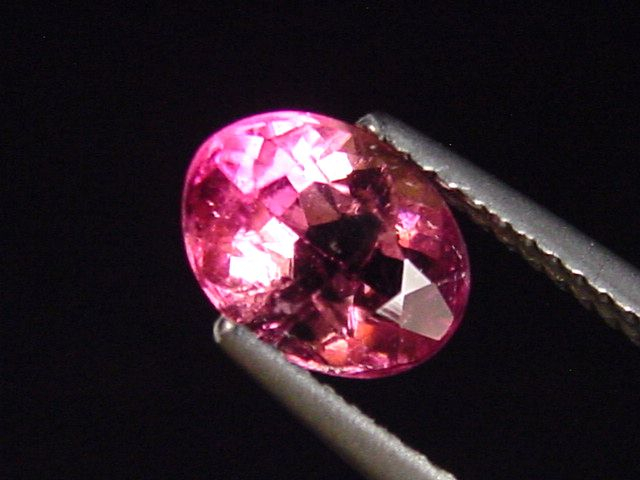 Rubellit / roter Turmalin 1,42 Ct. Oval 8 x 6 mm Brasilien