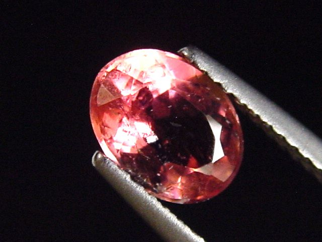 Rubellit / roter Turmalin 1,41 Ct. Oval 8 x 6 mm Brasilien