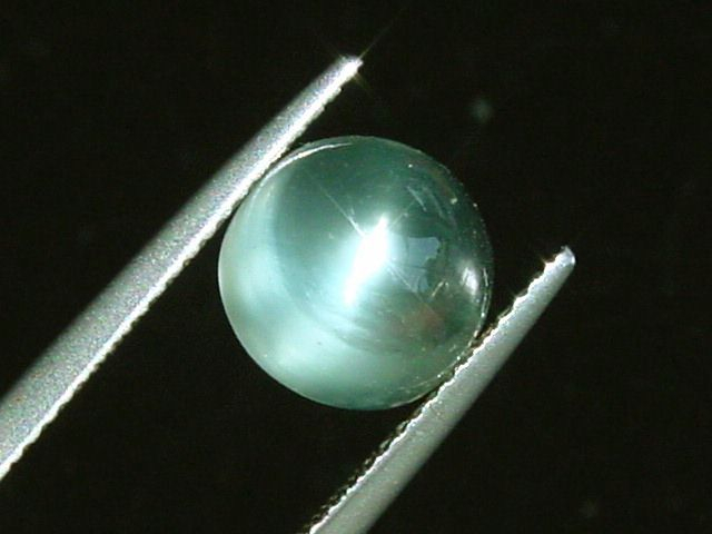 Prehnite cat's eye 4,14 Ct. - oval cabochon Australia