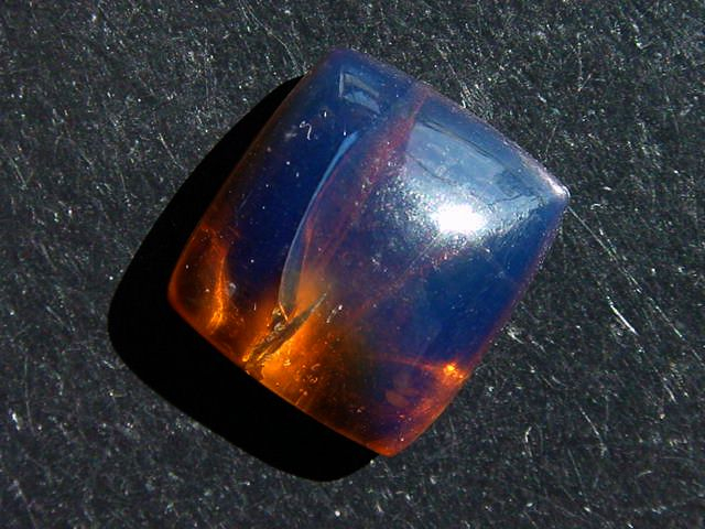Blue Amber 11,71 Ct. - 19 mm cabochon b-quality