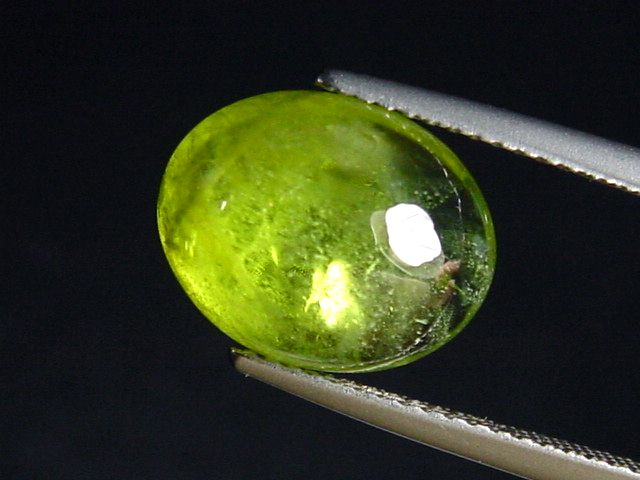 Peridot 6,87 Ct. - Apfelgrün - 12,5 x 10 mm Oval Cabochon