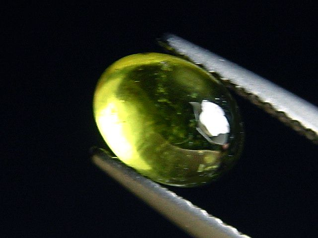 Vesuvianit / Idokras 1,98 Ct. Oval Cabochon Sri Lanka