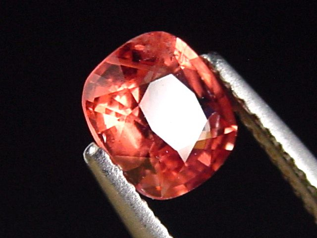 Orangeroter Spinell 1,09 Ct. Kissenschliff 6,5 x 5,5 mm Sri Lanka