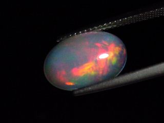 Opal / Edelopal 3,07 Ct. feines Farbenspiel - Oval Cabochon