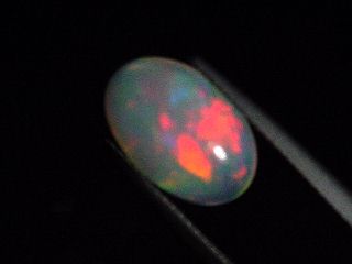Opal / Edelopal 3,07 Ct. feines Farbenspiel - Oval Cabochon