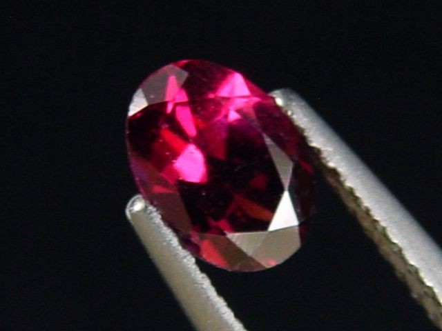 Rhodolite Garnet 1,10 Ct. fine red purple oval