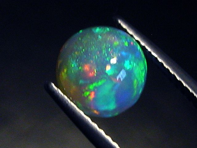 Opal / Edelopal 2,04 Ct. feinste Qualität - 9 mm Rund Cabochon