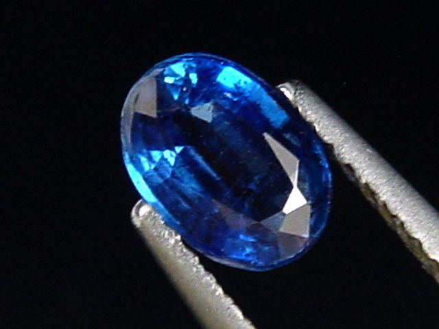 Kyanit / Disthen 1,20 Ct. feines Blau Oval