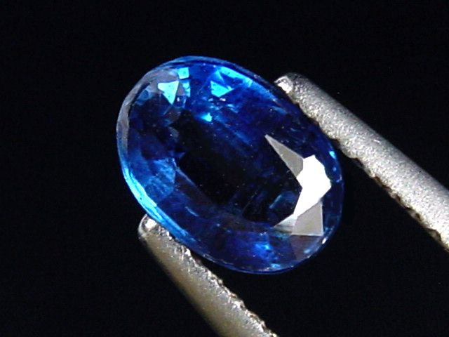 Kyanit / Disthen 1,20 Ct. feines Blau Oval