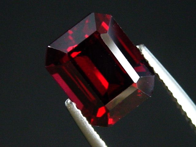 Rhodolit Granat 4,11 Ct. feines Rotviolett 9,5 x 7,5 mm Oktagon
