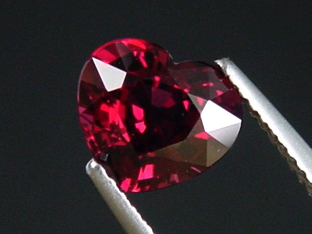 Rhodolit Granat 2,51 Ct. feines Rotviolett 8,5 x 7,5 mm Herz
