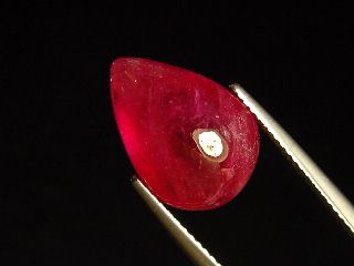 Rubin 11,50 Ct. Tropfen Cabochon - feines Rot - behandelt 15 x 10 mm