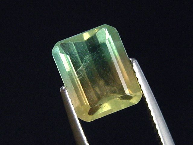 Fluorit 3,00 Ct. zweifarbig mit schönem Kontrast Oktagon Brasilien