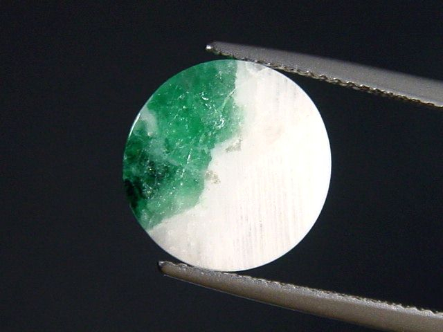 Smaragd in Albit 6,24 Ct. Rund Cabochon 12 mm Brasilien