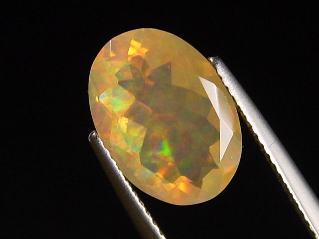 Fire Opal 3,06 Ct. oval with colorplay Mexico