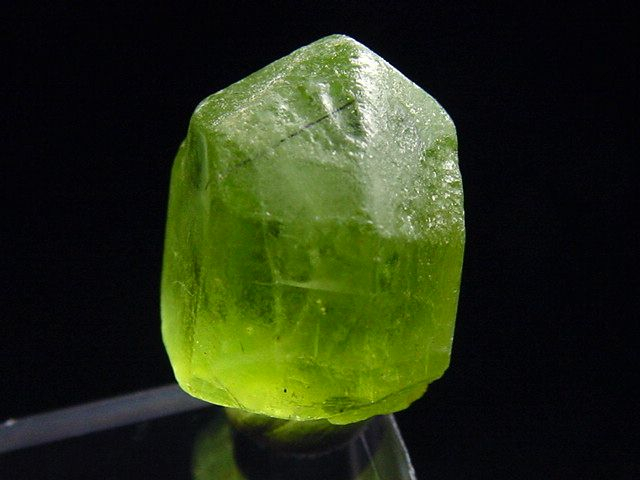 Peridot Kristall 15 mm intensive Farbe Schleifqualität