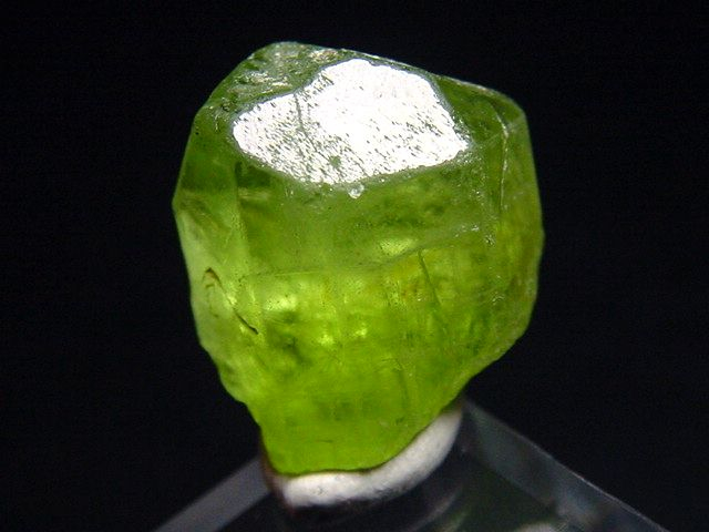 Peridot Kristall 14 mm intensive Farbe Schleifqualität
