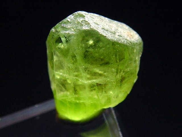 Peridot Kristall 14 mm intensive Farbe Schleifqualität