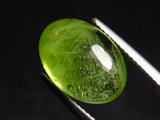 Peridot 10,99 Ct. applegreen oval cabochon