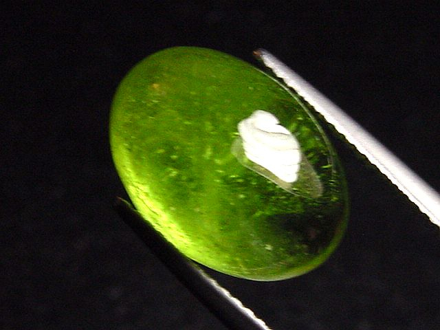 Peridot 11,52 Ct. - Apfelgrün - 14,5 x 10,5 mm Oval Cabochon