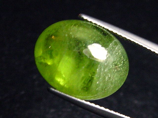 Peridot 14,37 Ct. applegreen oval cabochon