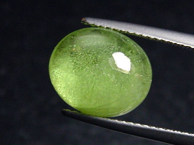 Peridot 7,17 Ct. applegreen oval cabochon