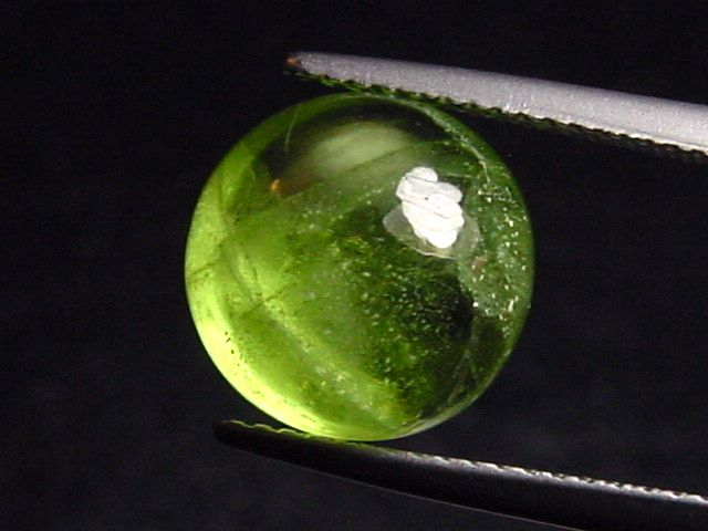 Peridot 8,75 Ct. applegreen round cabochon