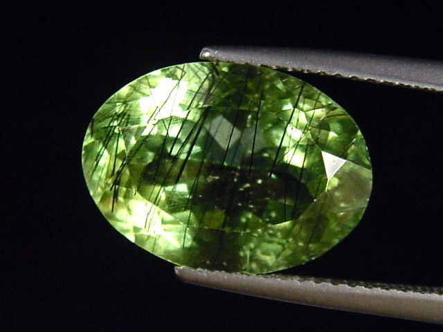 Peridot mit dekorativen Einschlüssen 8,39 Ct. Oval 15 x 11 mm Pak.