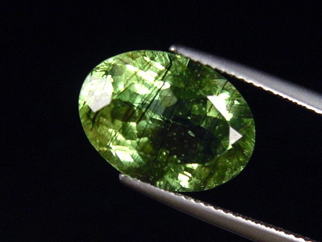 Peridot mit dekorativen Einschlüssen 8,39 Ct. Oval 15 x 11 mm Pak.