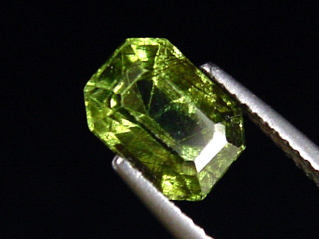 Peridot mit dekorativen Einschlüssen 3,06 Ct. Oktagon 8,5 x 6,5 mm Pak.