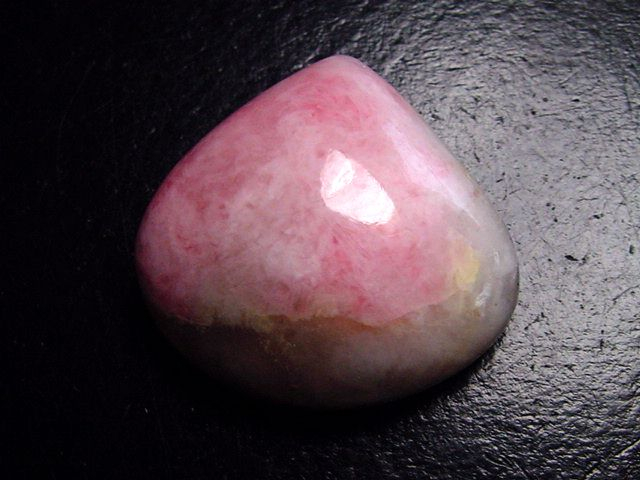 Tugtupite 64,55 Ct. cabochon cut - Greenland