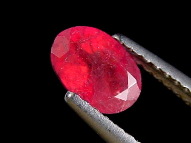 Pezzottaite 0,90 Ct. oval faceted - rare Madagascar