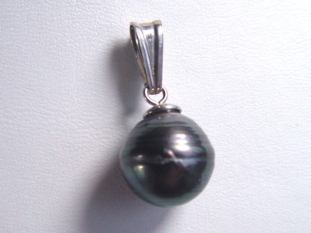 Tahitian pearl pendant - genuine 12 mm black pearl in 925 Silver