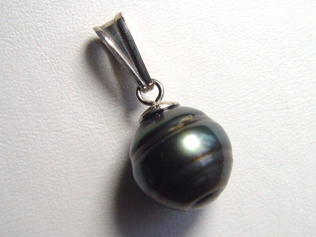 Tahitian pearl pendant - genuine 11,5 mm black pearl in 925 Silver
