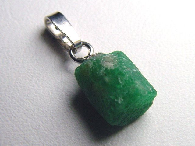 Emerald pendant 8 mm crystal in 925 Silver