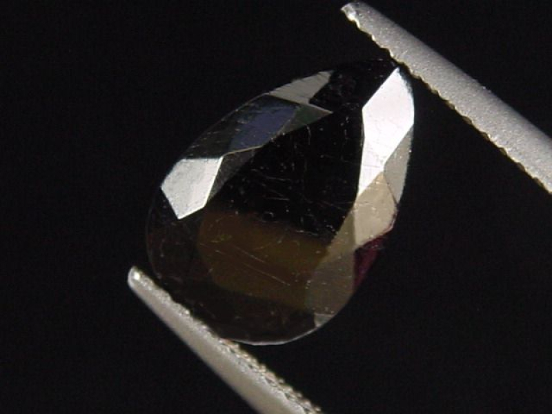 Sapphirin 3,85 Ct. Tropfen facettiert selten - Madag.