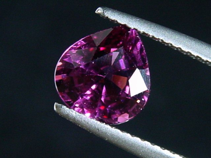 Rhodolit Granat 2,15 Ct. feines Rotviolett 8 x 8 mm Tropfen