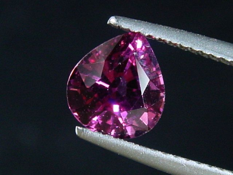 Rhodolit Granat 2,00 Ct. feines Rotviolett 8 x 7 mm Tropfen