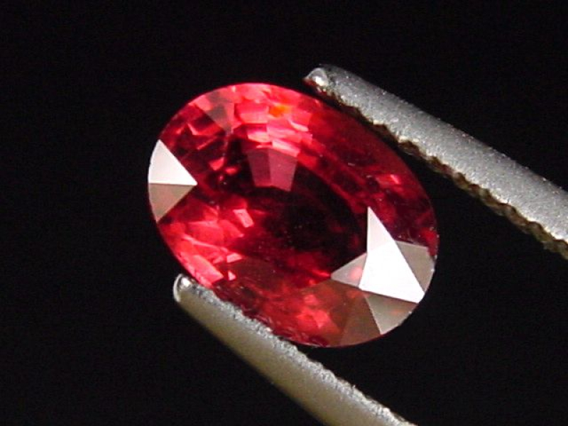 Rhodolit Granat 1,86 Ct. feines Rotviolett 8 x 6 mm Oval